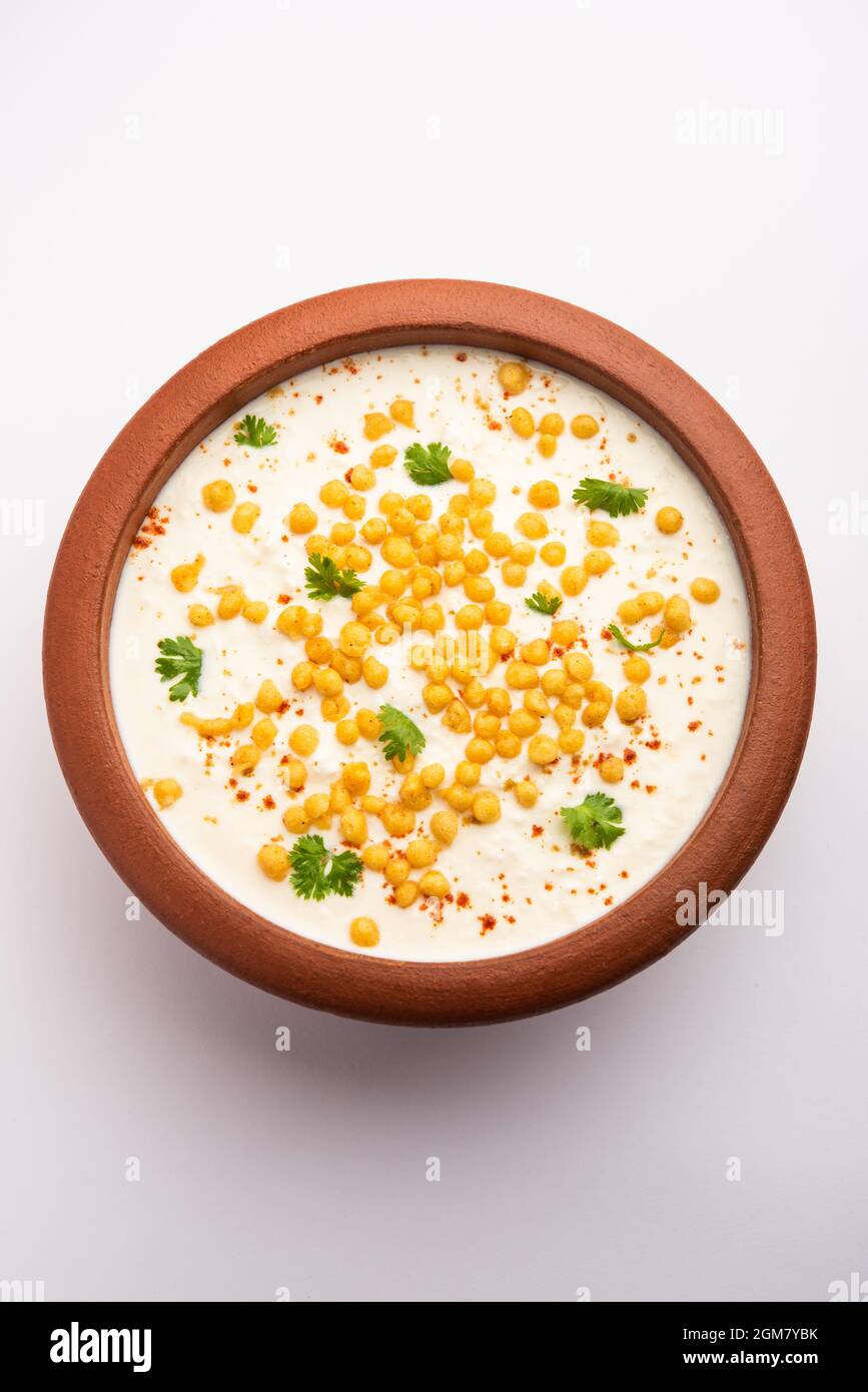 Boondi raita ist eine nordindische Beilage, die aus gewürztem Joghurt und Boondi oder knusprigen, gebratenen gram-Mehlkugeln hergestellt wird Stockfoto