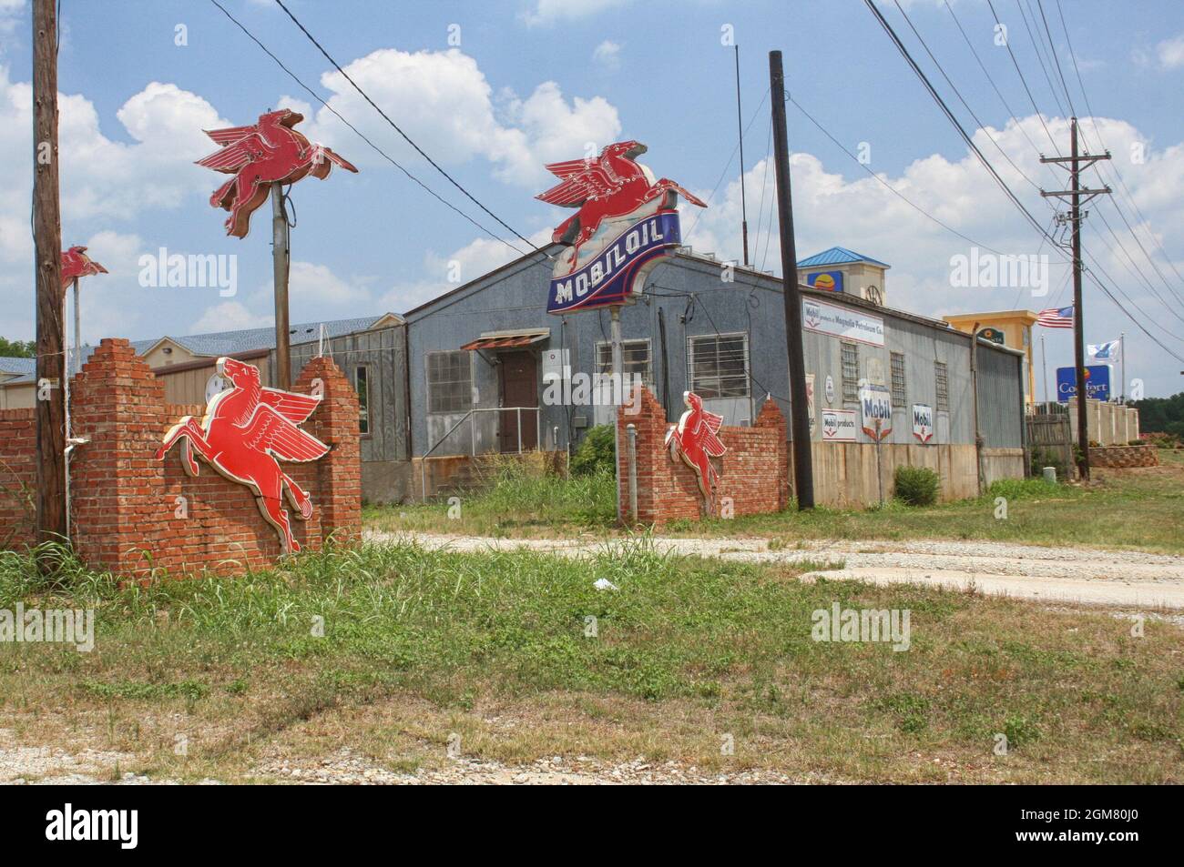 Jacksonville, TX: Vintage Mobil Oil Sign an einer verlassenen Großölstation in Jacksonville, Texas Stockfoto