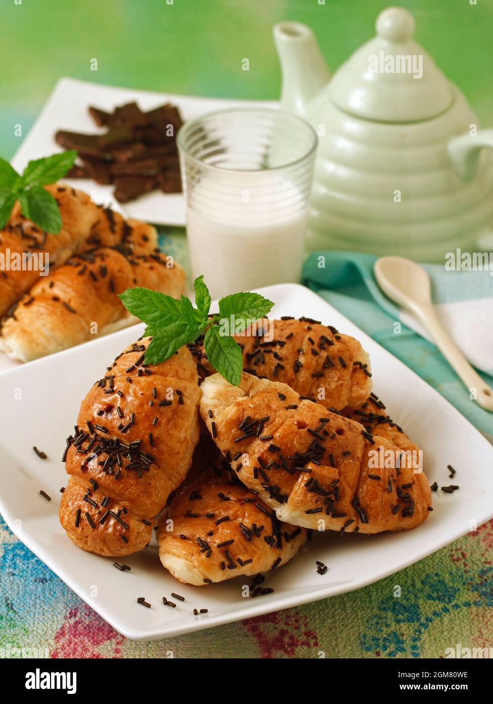 Mini-Croissants gefüllt mit Schokolade. Stockfoto