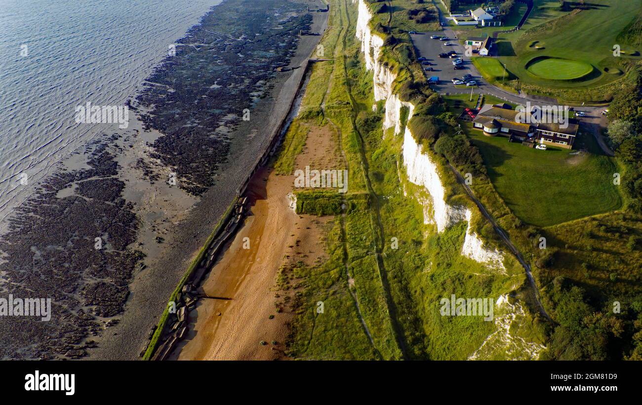 Nahaufnahme, Luftaufnahme, Blick entlang der Chalk Cliff Line in Oldstairs Bay, Kent über die Old Kingsdown Rifle Range Stockfoto