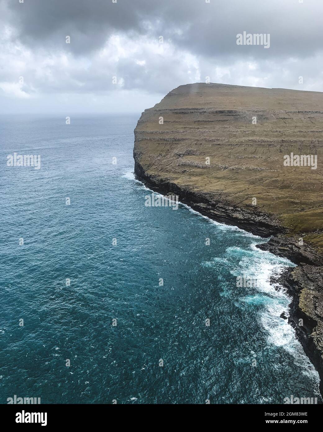 Klippen der Färöer Inseln. Klippen und Atlantischer Ozean von oben. Blick auf die Färöer-Inseln vom Hubschrauber aus Stockfoto