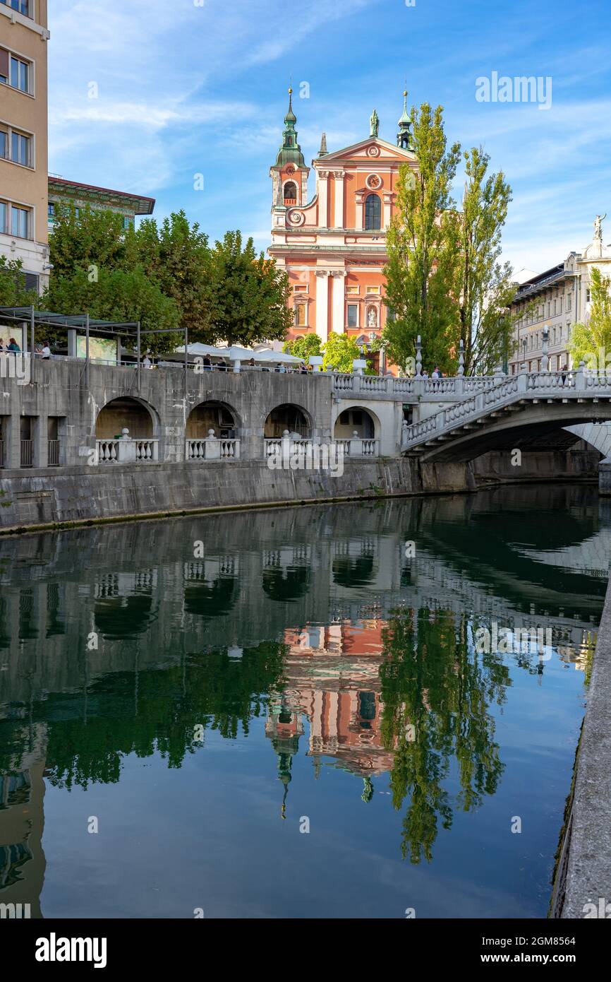 Preseren Platz mit Tromostovje Brücke auf Ljubljanica Fluss in Slowenien Ljubjana mit Cerkev Marijinega oznanjenja Kirche mit Flussufer Stockfoto