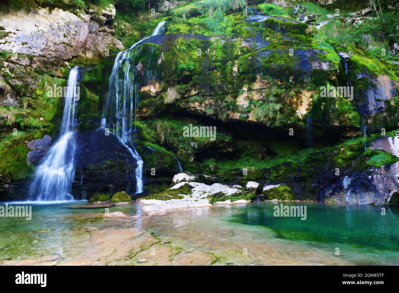 Smaragdfarbenes Wasser des Virje-Wasserfalls in Bovec, Slowenien. Reisen, Tourismus, Naturschutz und Trinkwasserkonzepte Stockfoto