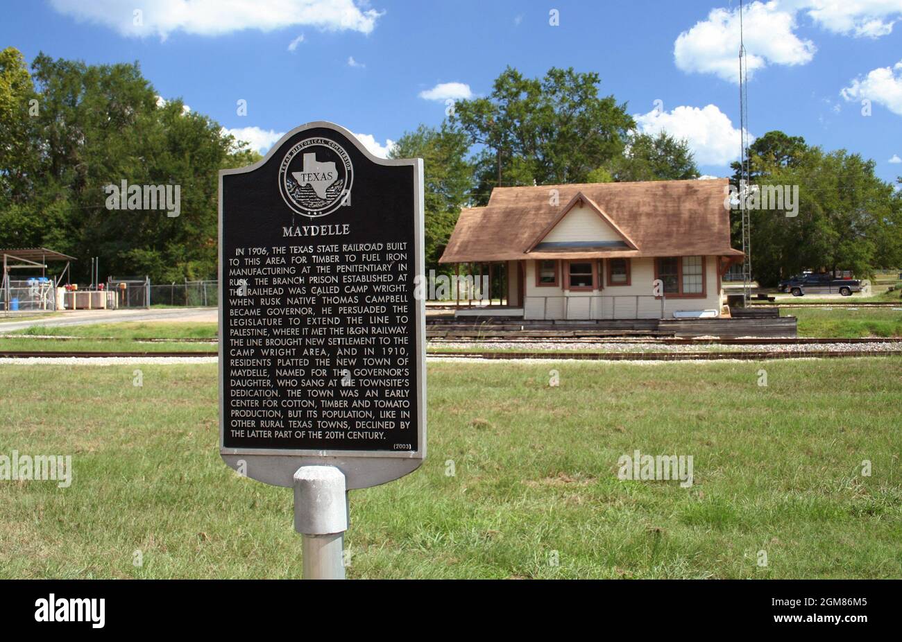 Maydelle, TX: Historisches Marker and Train Depot in Maydelle, TX, einer kleinen Gemeinde im ländlichen Cherokee County Stockfoto