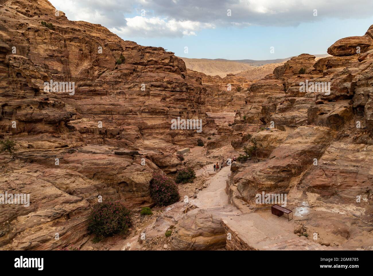 Ein Bild der Landschaft des Weges, der nach Ed-Deir führt, in Petra. Stockfoto