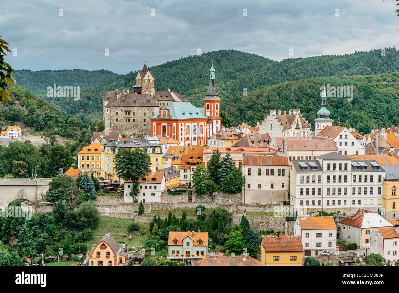 Panoramablick auf die berühmte mittelalterliche Stadt Loket, Elbogen, mit bunten Häusern und Steinburg über dem Fluss, Tschechische Republik Stockfoto