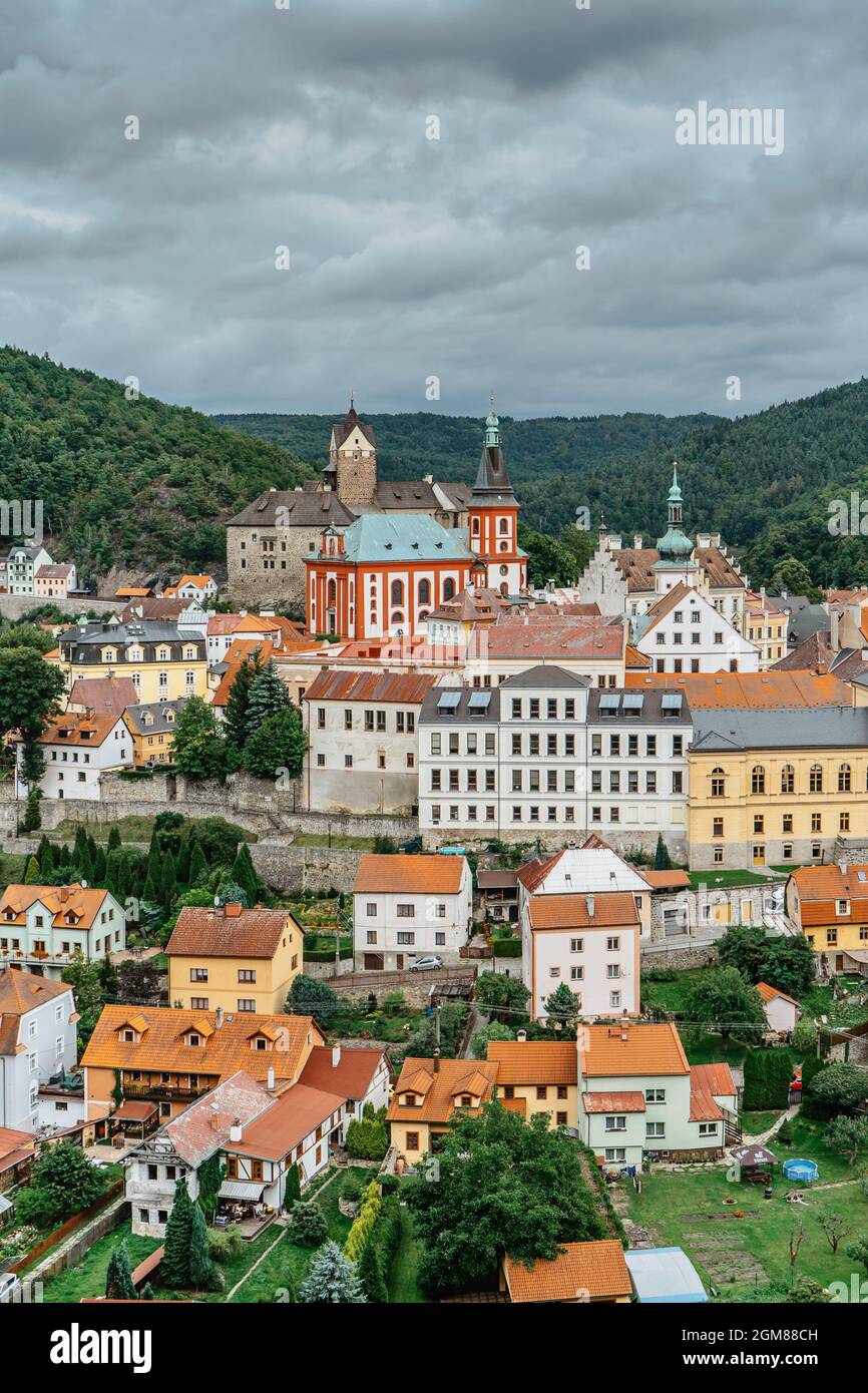 Panoramablick auf die berühmte mittelalterliche Stadt Loket, Elbogen, mit bunten Häusern und Steinburg über dem Fluss, Tschechische Republik Stockfoto