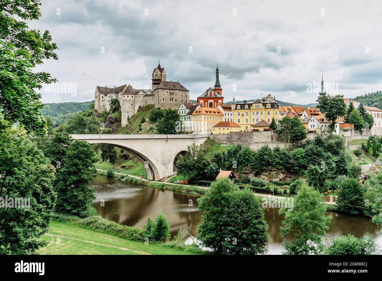 Panoramablick auf die berühmte mittelalterliche Stadt Loket, Elbogen, mit bunten Häusern und Steinburg über dem Fluss, Tschechische Republik Stockfoto