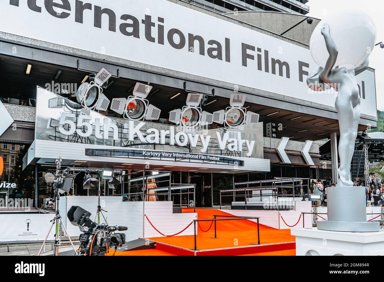 Karlovy Vary, Tschechische Republik - August 20,2021. Eintritt mit rotem Teppich zum berühmten Hotel Thermal während des 55. Internationalen Filmfestivals. Stockfoto