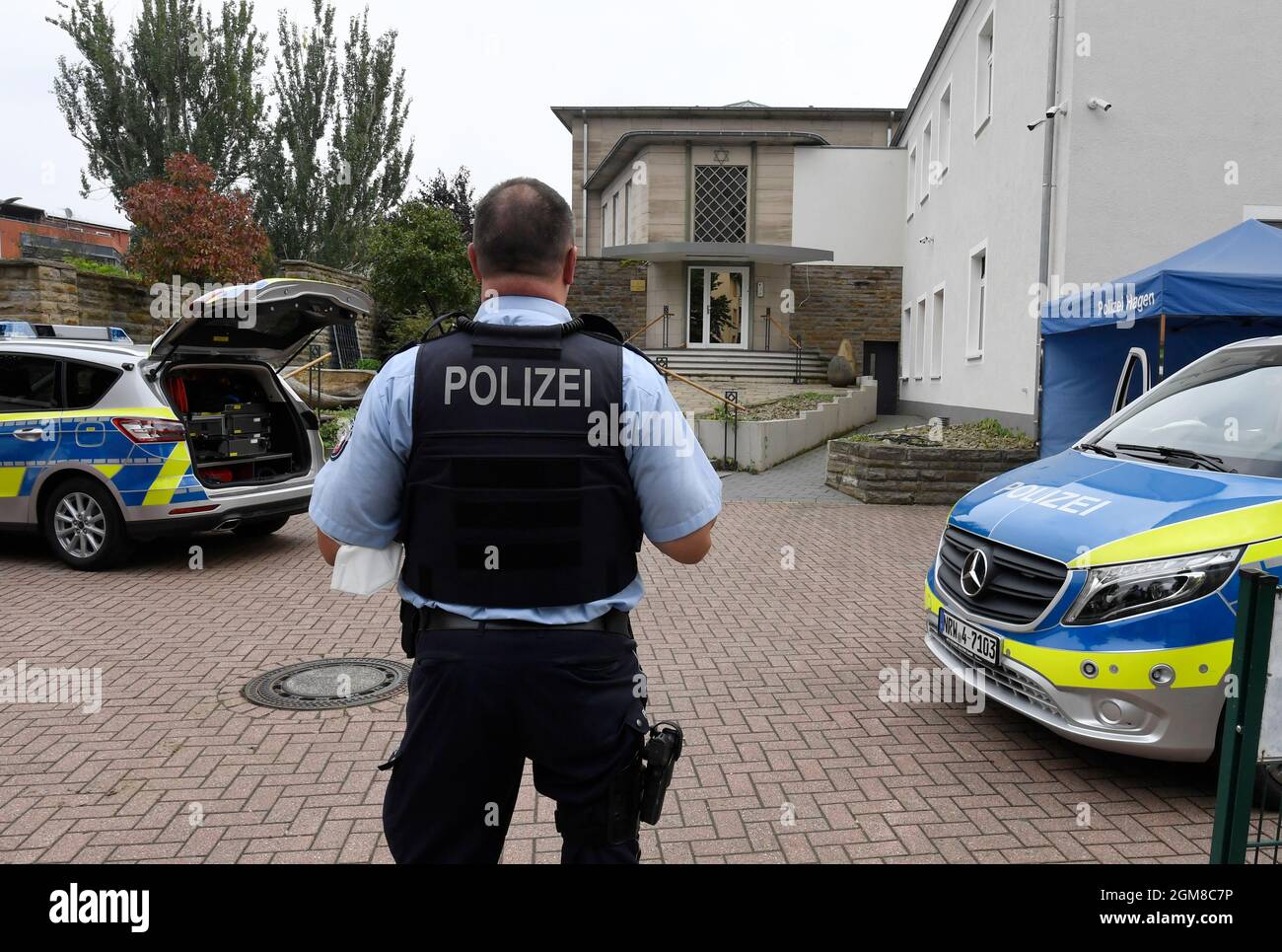 Hagen, Deutschland. September 2021. Die Polizei bewacht die Synagoge. Zuvor gab es Hinweise auf eine gefährliche Situation. Im Fall der mutmaßlichen Pläne, die Synagoge anzugreifen, untersuchen die Ermittler weiterhin, ob ein dringender Verdacht auf ein Verbrechen gegen einen 16-Jährigen besteht, der verhaftet wurde. Dies wird entscheiden, ob ein Haftbefehl gegen die syrische Jugend beantragt wird und ob er vor einen Richter gestellt wird. Quelle: Roberto Pfeil/dpa/Alamy Live News Stockfoto