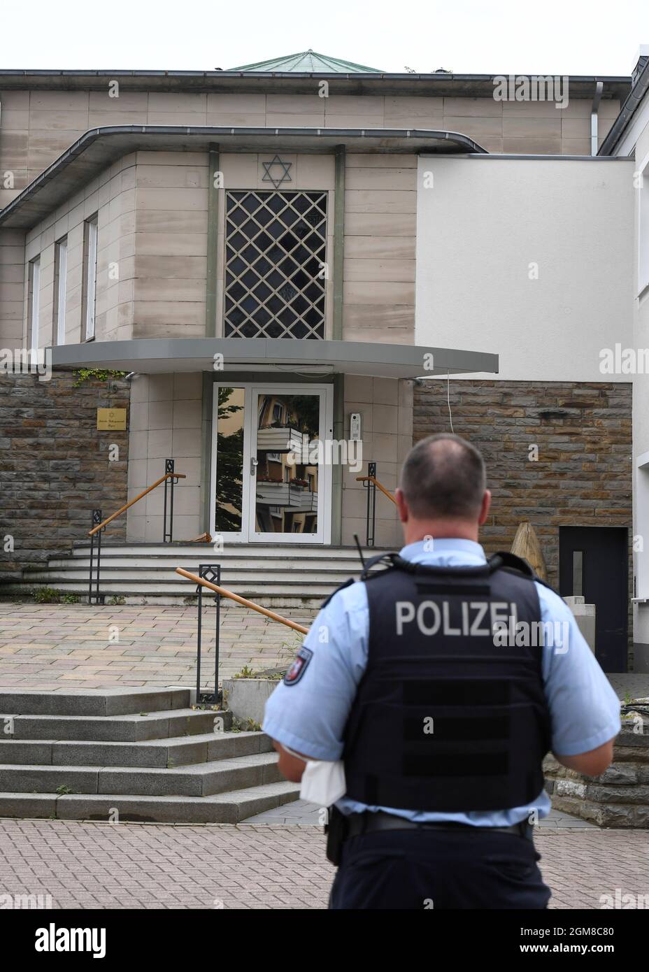 Hagen, Deutschland. September 2021. Die Polizei bewacht die Synagoge. Zuvor gab es Hinweise auf eine gefährliche Situation. Im Fall der mutmaßlichen Pläne, die Synagoge anzugreifen, untersuchen die Ermittler weiterhin, ob ein dringender Verdacht auf ein Verbrechen gegen einen 16-Jährigen besteht, der verhaftet wurde. Dies wird entscheiden, ob ein Haftbefehl gegen die syrische Jugend beantragt wird und ob er vor einen Richter gestellt wird. Quelle: Roberto Pfeil/dpa/Alamy Live News Stockfoto