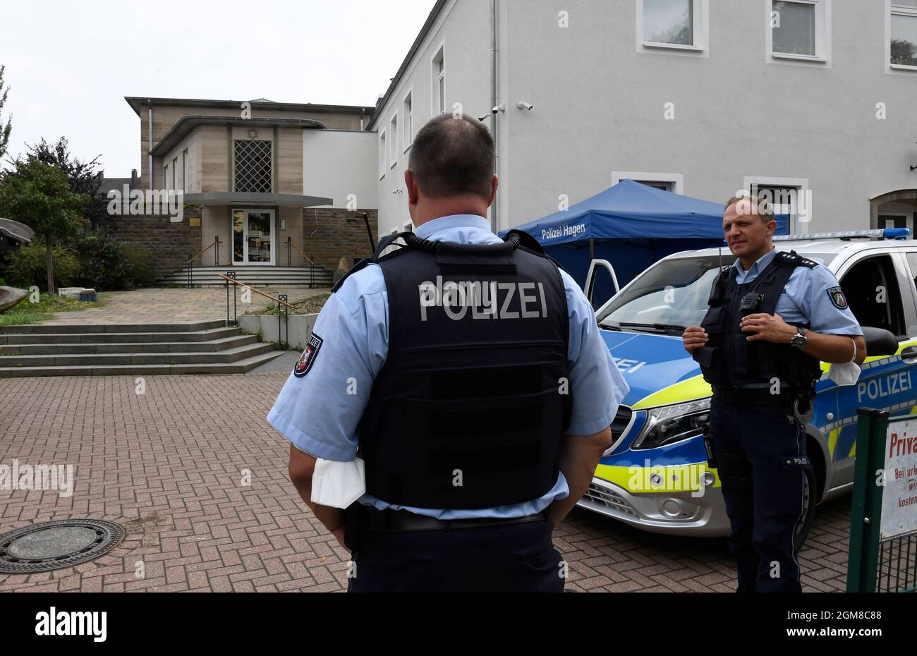 Hagen, Deutschland. September 2021. Die Polizei bewacht die Synagoge. Zuvor gab es Hinweise auf eine gefährliche Situation. Im Fall der mutmaßlichen Pläne, die Synagoge anzugreifen, untersuchen die Ermittler weiterhin, ob ein dringender Verdacht auf ein Verbrechen gegen einen 16-Jährigen besteht, der verhaftet wurde. Dies wird entscheiden, ob ein Haftbefehl gegen die syrische Jugend beantragt wird und ob er vor einen Richter gestellt wird. Quelle: Roberto Pfeil/dpa/Alamy Live News Stockfoto