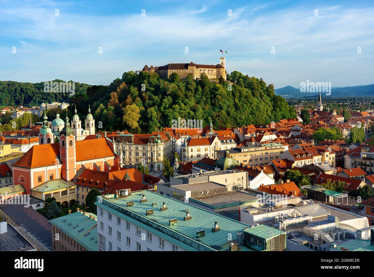 Arial Blick auf die Burg Ljubljanski Grad Laibacher Schloss und die Altstadt von Ljubljana Stockfoto