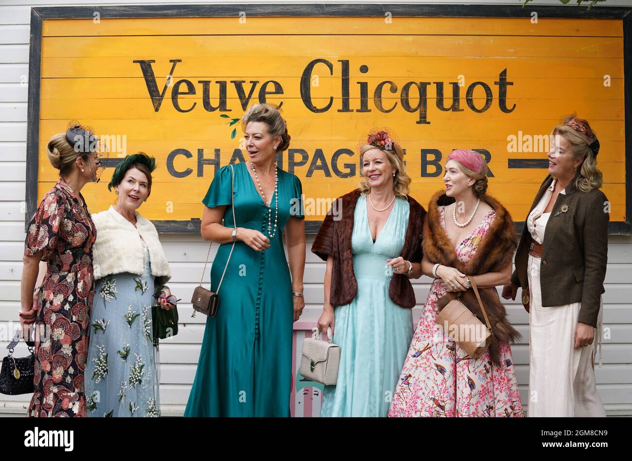 Revival-Enthusiasten beim Goodwood Revival Motor Racing Meeting in Goodwood, West Sussex. Bilddatum: Freitag, 17. September 2021. Stockfoto