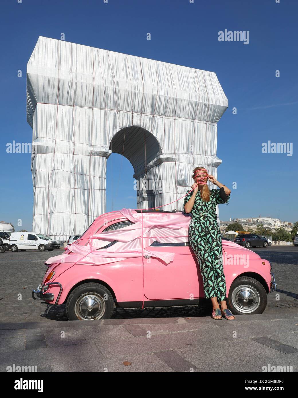 EINGEWICKELTER FIAT 500 MIT EINGEWICKELTEM ARC DE TRIOMPHE Stockfoto