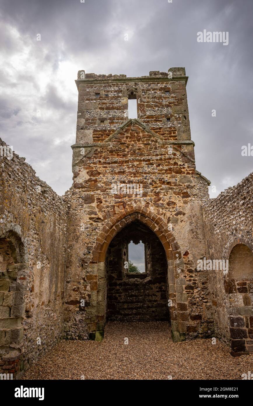 Knowlton Neolithisches Henge-Denkmal und zerstörte Kirche aus dem 12. Jahrhundert in der Nähe von Wimborne, Dorset, Großbritannien Stockfoto