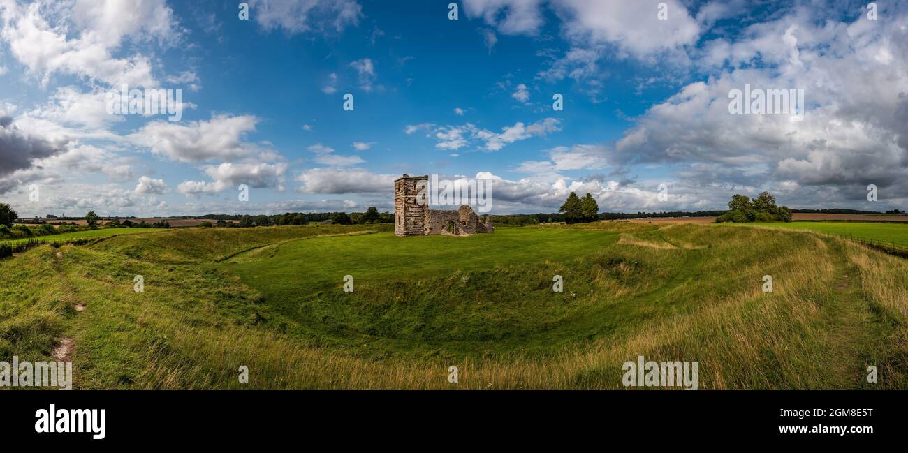 Knowlton Neolithisches Henge-Denkmal und zerstörte Kirche aus dem 12. Jahrhundert in der Nähe von Wimborne, Dorset, Großbritannien Stockfoto