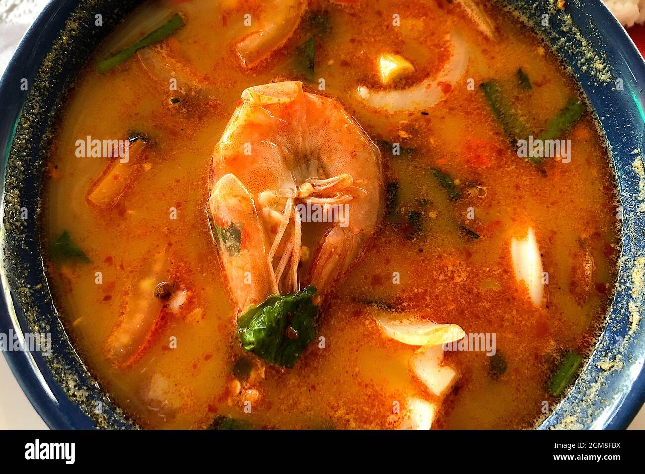 Tom Yum Goong Spicy Sour Soup, Draufsicht. Thailändische, lokale Küche. Stockfoto