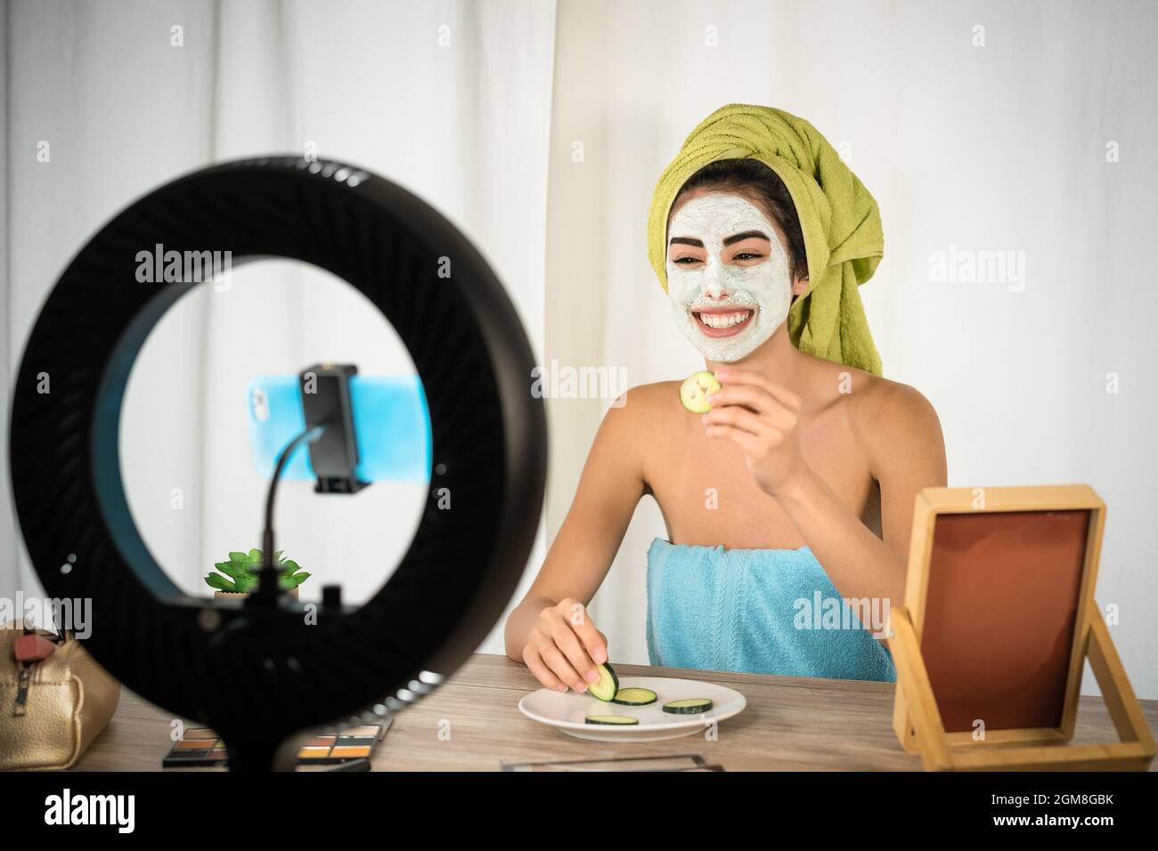 Glückliche junge Frau vlogging im sozialen Netzwerk während mit Hautpflege Spa-Tag - Menschen Wellness-und Technologie-Konzept Stockfoto