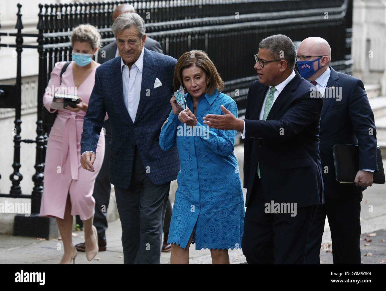 London, England, Großbritannien. September 2021. Die Sprecherin des Repräsentantenhauses der Vereinigten Staaten, NANCY PELOSI, wird nach einem Treffen mit dem COP26-Präsidenten ALOK SHARMA in der Downing Street gesehen. (Bild: © Tayfun Salci/ZUMA Press Wire) Bild: ZUMA Press, Inc./Alamy Live News Stockfoto