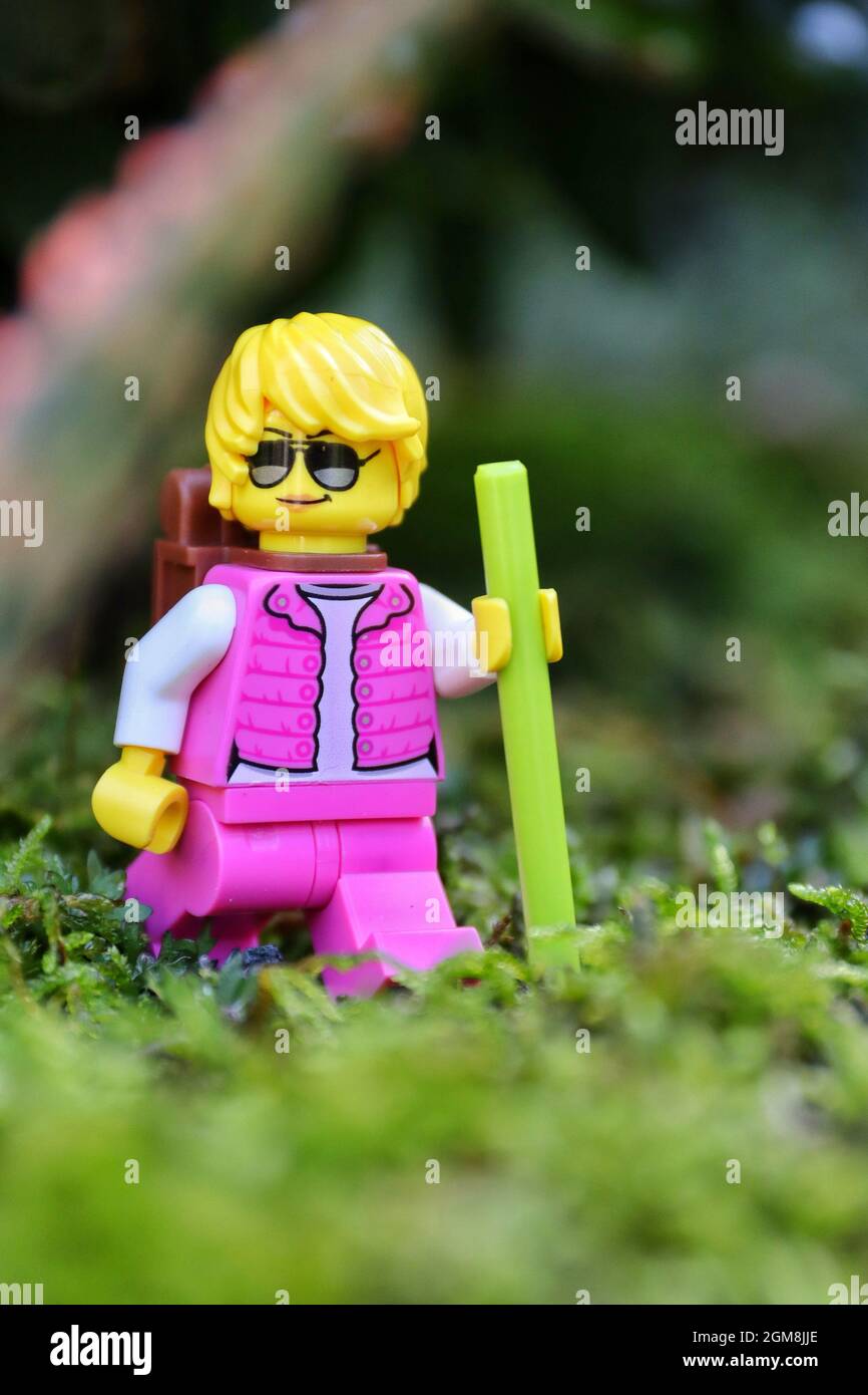 GREENVILLE, USA - 29. Aug 2021: Eine vertikale Nahaufnahme einer weiblichen  lego Figur, die auf dem Gras in Greenville, USA, läuft Stockfotografie -  Alamy