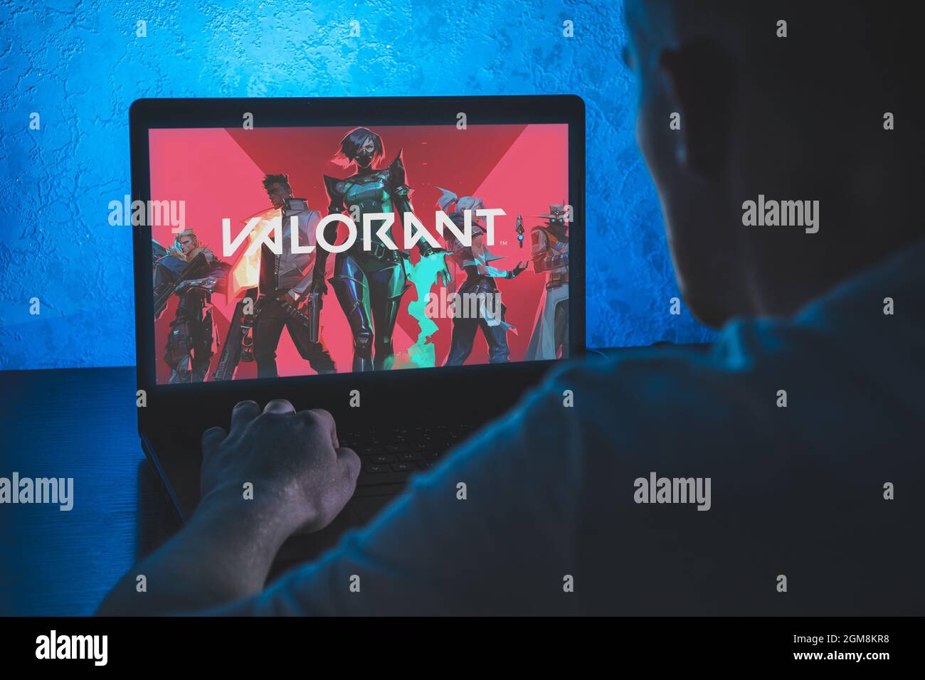 Valorant ist ein kostenlos zu spielender Ego-Held-Online-Shooter. Video-Computerspiel. Mann spielen Videospiel auf Laptop Stockfoto