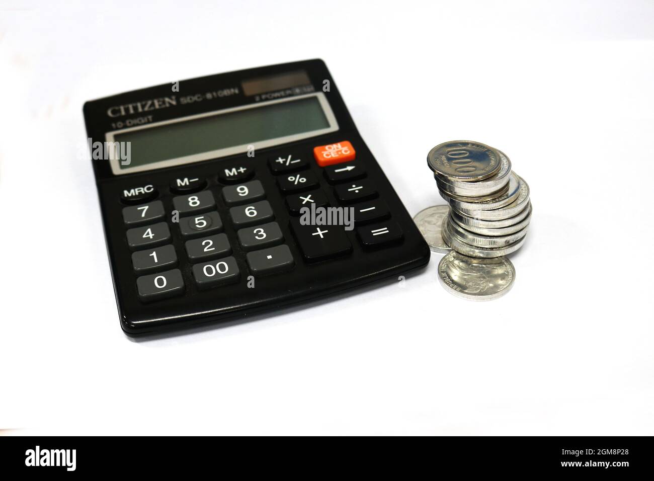 Calculator ist ein Berechnungstool, das häufig zur Berechnung von Geld und einfachen mathematischen Berechnungen verwendet wird, aber von Händlern i häufiger verwendet wird Stockfoto