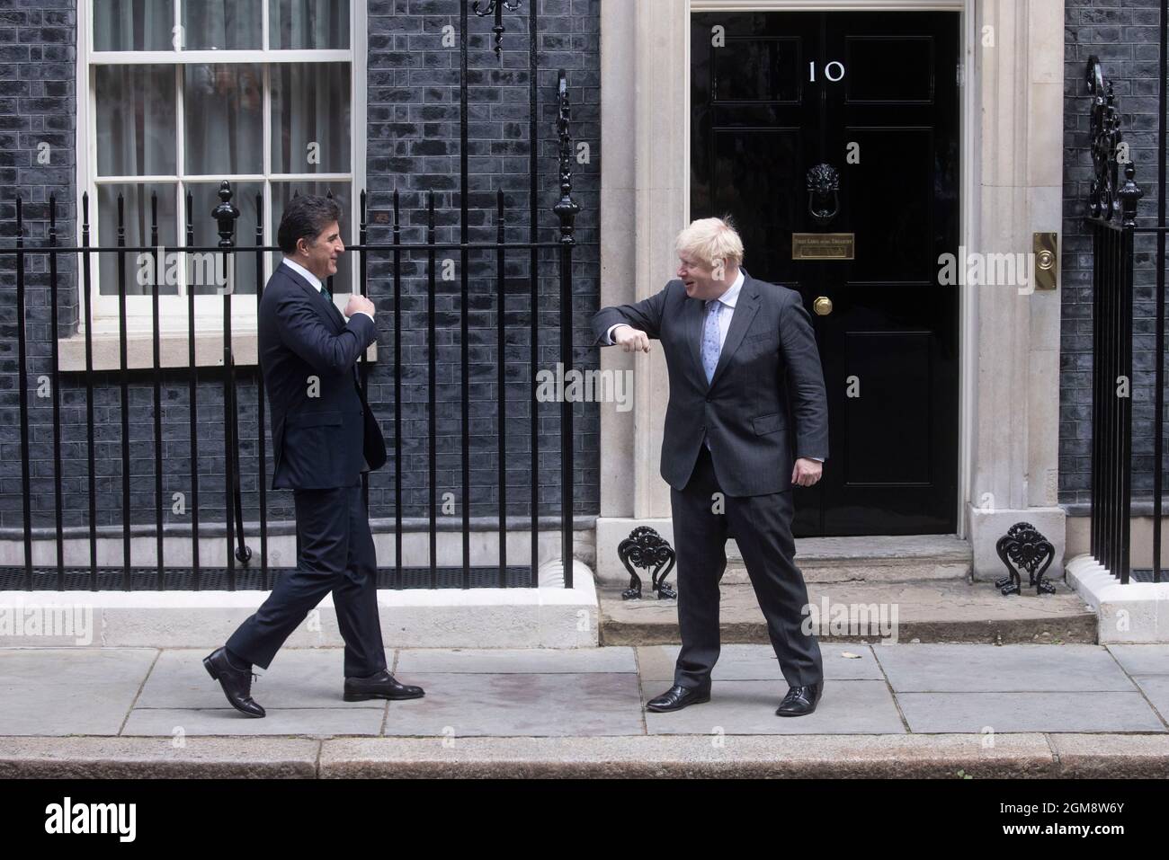 London, Großbritannien. September 2021. Premierminister Boris Johnson trifft den Präsidenten von Kurdistan, Nechirvan Barzani, an der Tür der Downing Street Nr. 10. Präsident Barzani wird Gespräche mit Boris Johnson führen. Kredit: Mark Thomas/Alamy Live Nachrichten Stockfoto