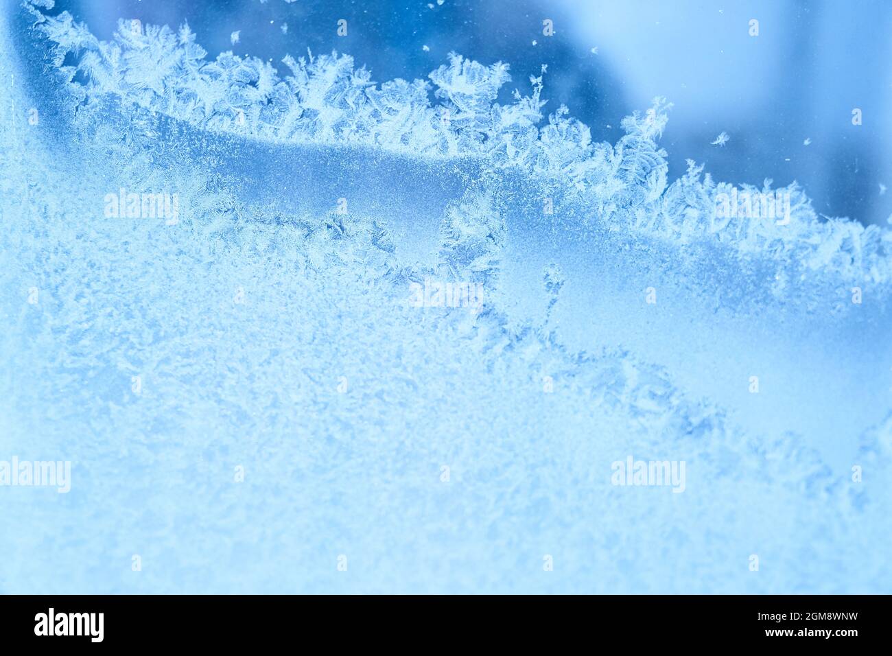Wintereifrost, gefrorener Hintergrund. Die Textur von mattiertem Fensterglas. Cool kühlen Hintergrund von Schneeflocken. Winterwunderland-Szene. Hochwertige Fotos Stockfoto