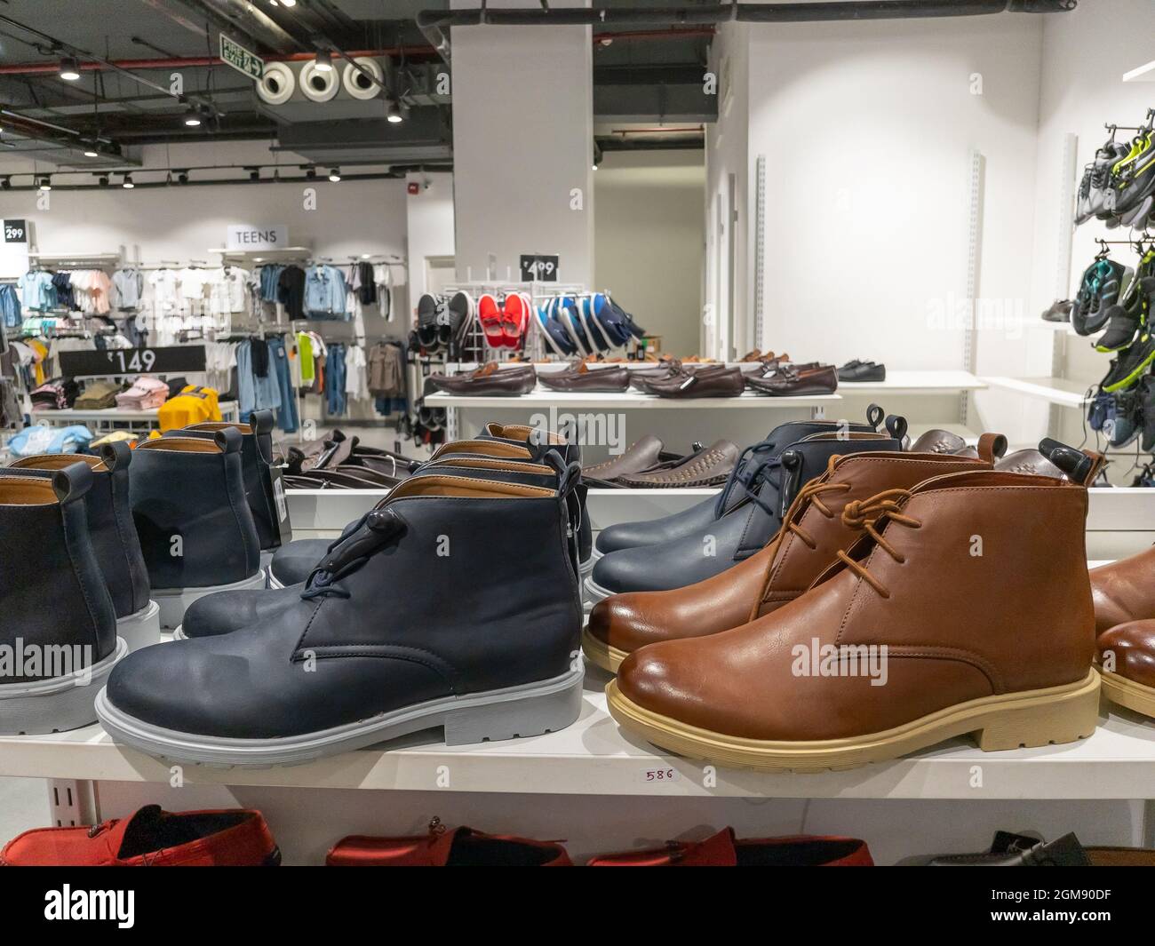 Am 31. August 2021 werden in einem Schuhgeschäft in einem Einkaufszentrum in Pune bunte, modische Stiefel gezeigt Stockfoto
