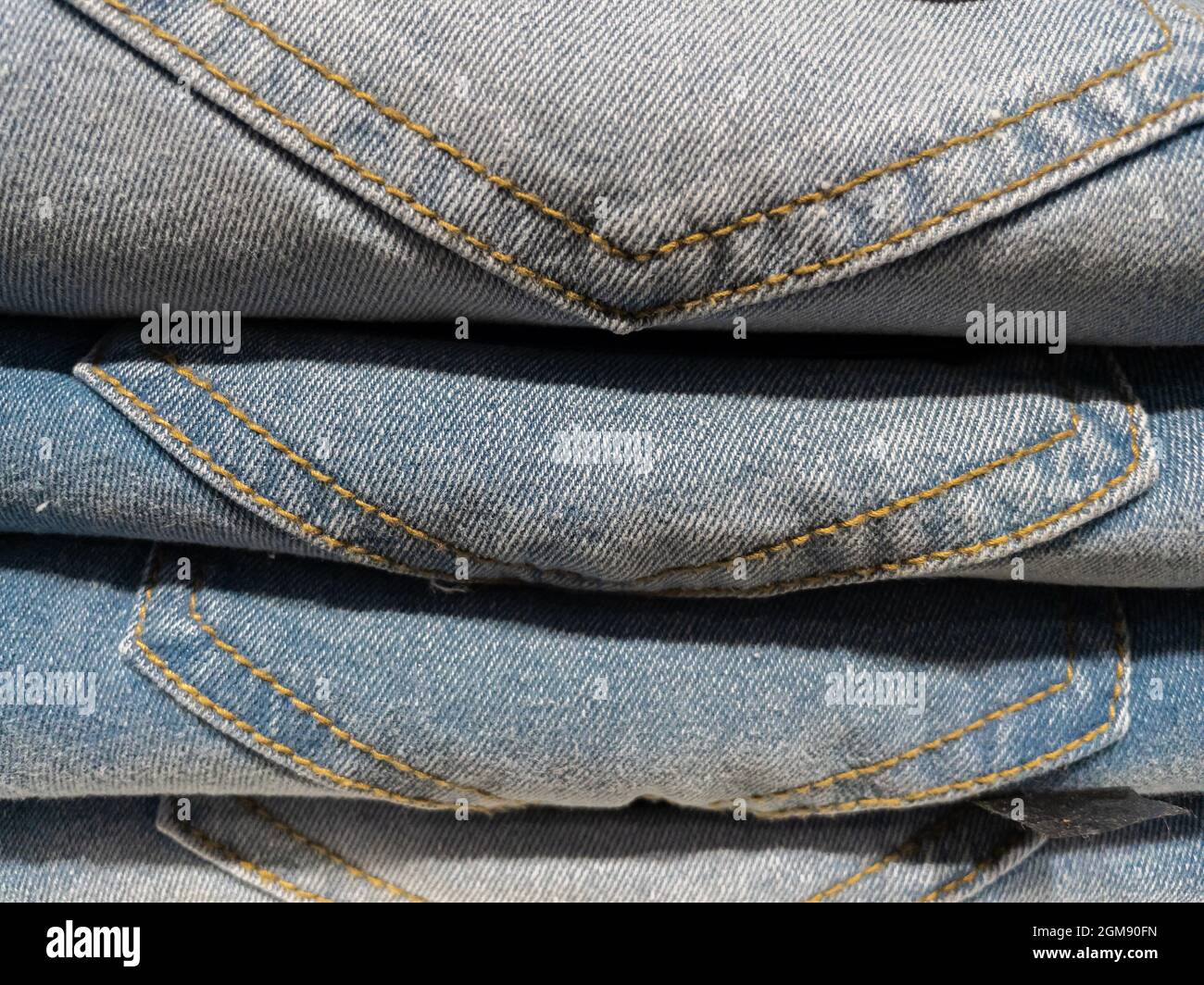 Abstraktes Bild Von Blue Jeans Mit Gefaltetem Design, Das Übereinander  Gehalten Wurde Stockfotografie - Alamy
