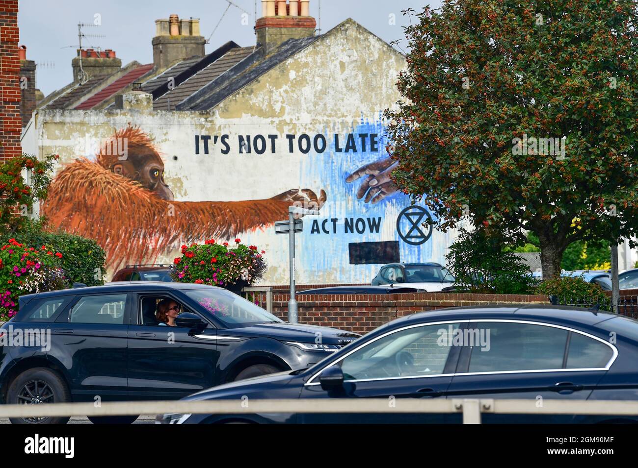 Worthing UK 17. September 2021 - Verkehrsfahrten durch ein großes Aussterben Rebellion Klima Protest Wandbild in Worthing an einem heißen Nachmittag entlang der Südküste : Credit Simon Dack / Alamy Live News Stockfoto