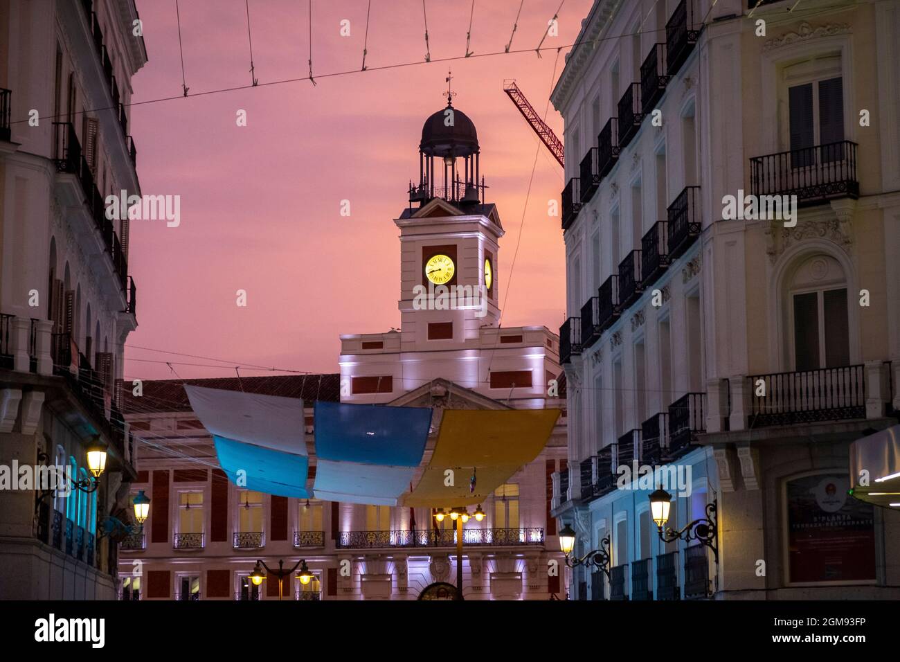 Glockenturm des Sonnentores, Puerta del Sol, Madrid, Spanien, bei Sonnenuntergang, Abendlicht, rosa Himmel Stockfoto