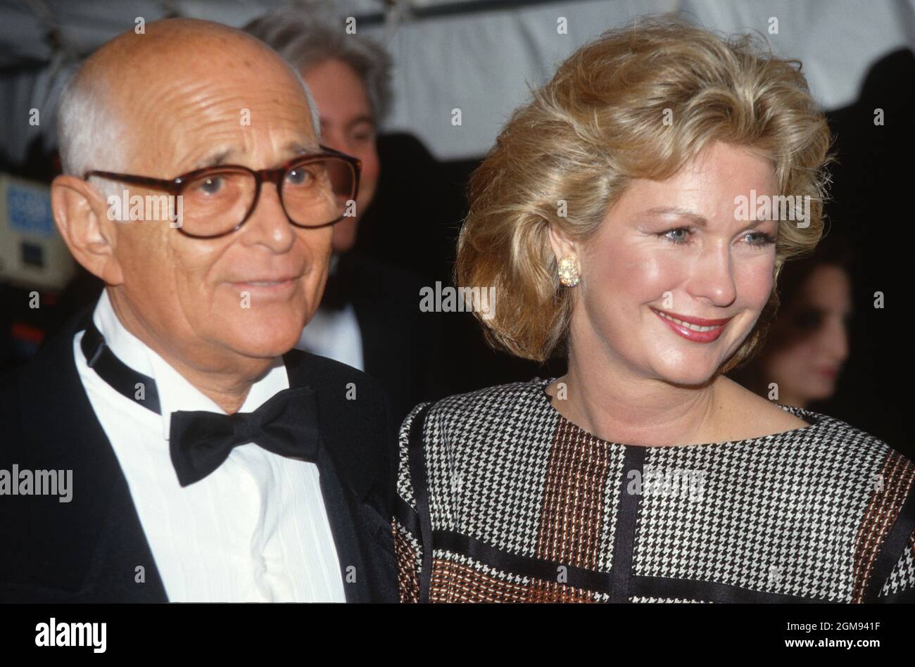 Norman Lear, links, und seine Frau Lyn, rechts, Ankunft zur Gala des American Film Institute (AFI) am 26. September 1989 in Washington, DC.Quelle: Ron Sachs / CNP /MediaPunch Stockfoto