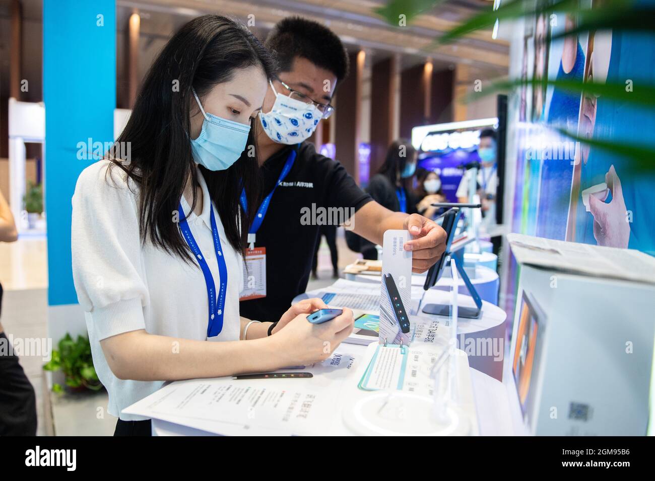 Changsha, Chinas Provinz Hunan. September 2021. Ein Besucher erlebt ein KI-Übersetzungsgerät auf der World Computing Conference 2021 in Changsha, der zentralchinesischen Provinz Hunan, am 17. September 2021. Quelle: Chen Sihan/Xinhua/Alamy Live News Stockfoto