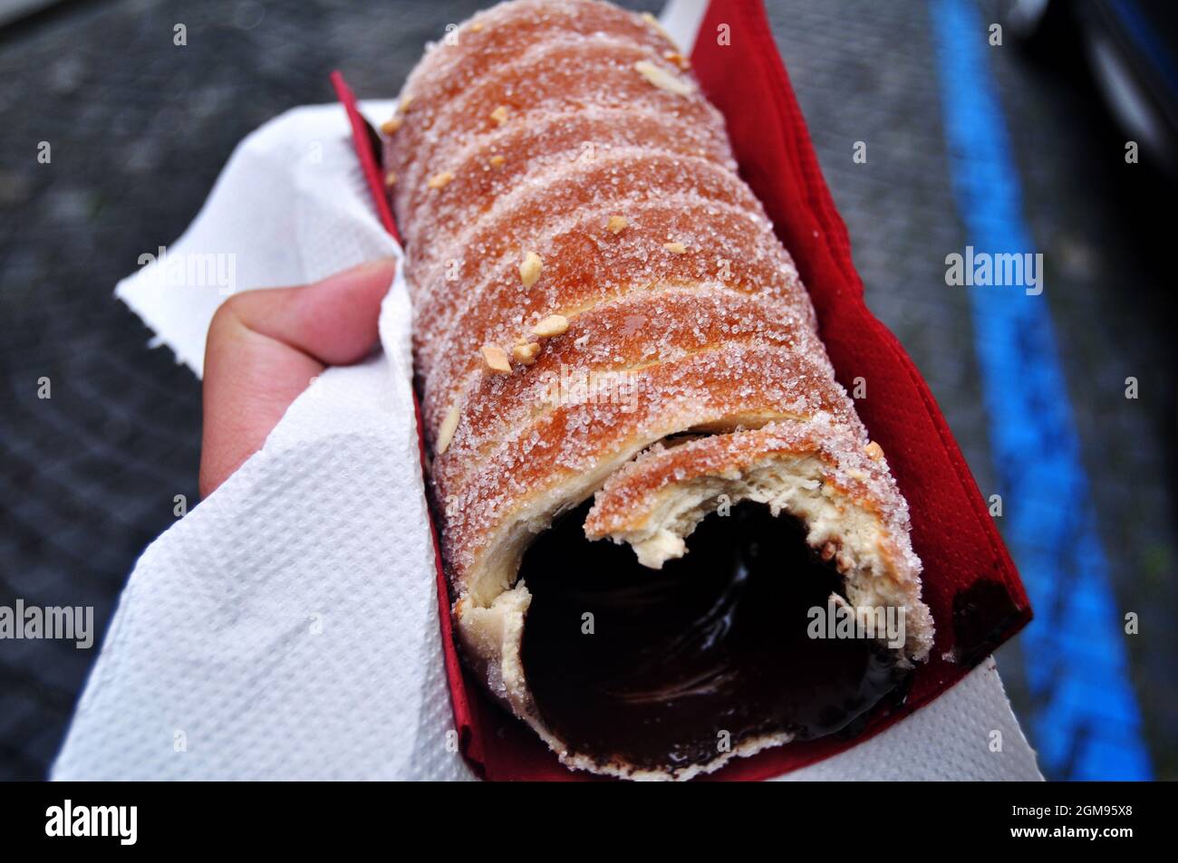 Lokale tschechische Brot namens Trdelnik gerollten Teig dann gegrillt mit Zucker und Walnuss Mischung zum Verkauf tschechiens Menschen und ausländische Reisende in der Altstadt gekrönt Stockfoto