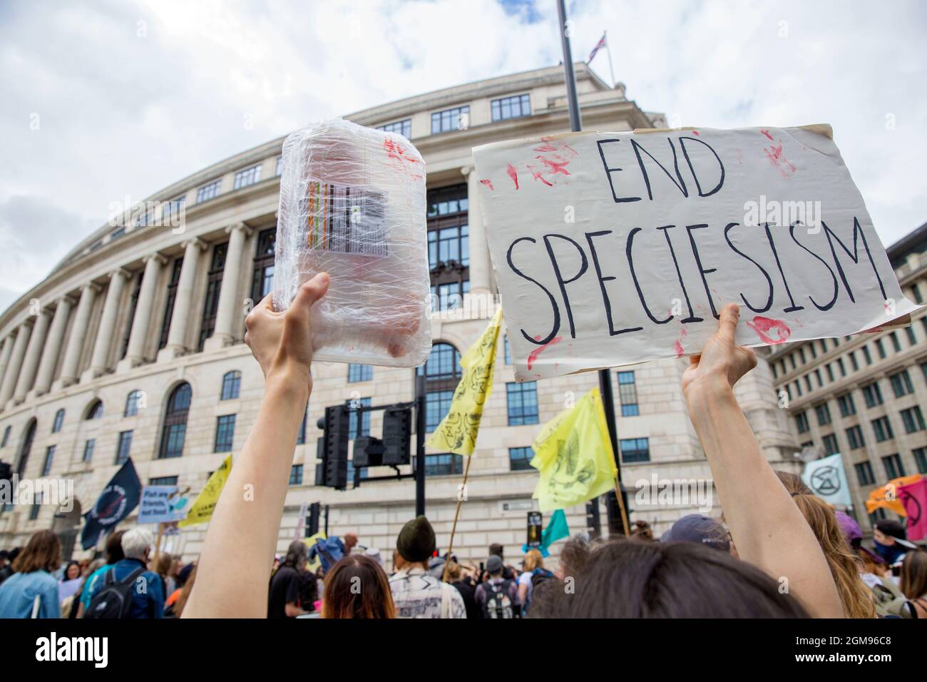Tierrechtsdemonstranten versammeln sich während des Nationalen Tierrechtsmarsches in London am 28. August 2021 und marschieren nach Unilever. Stockfoto