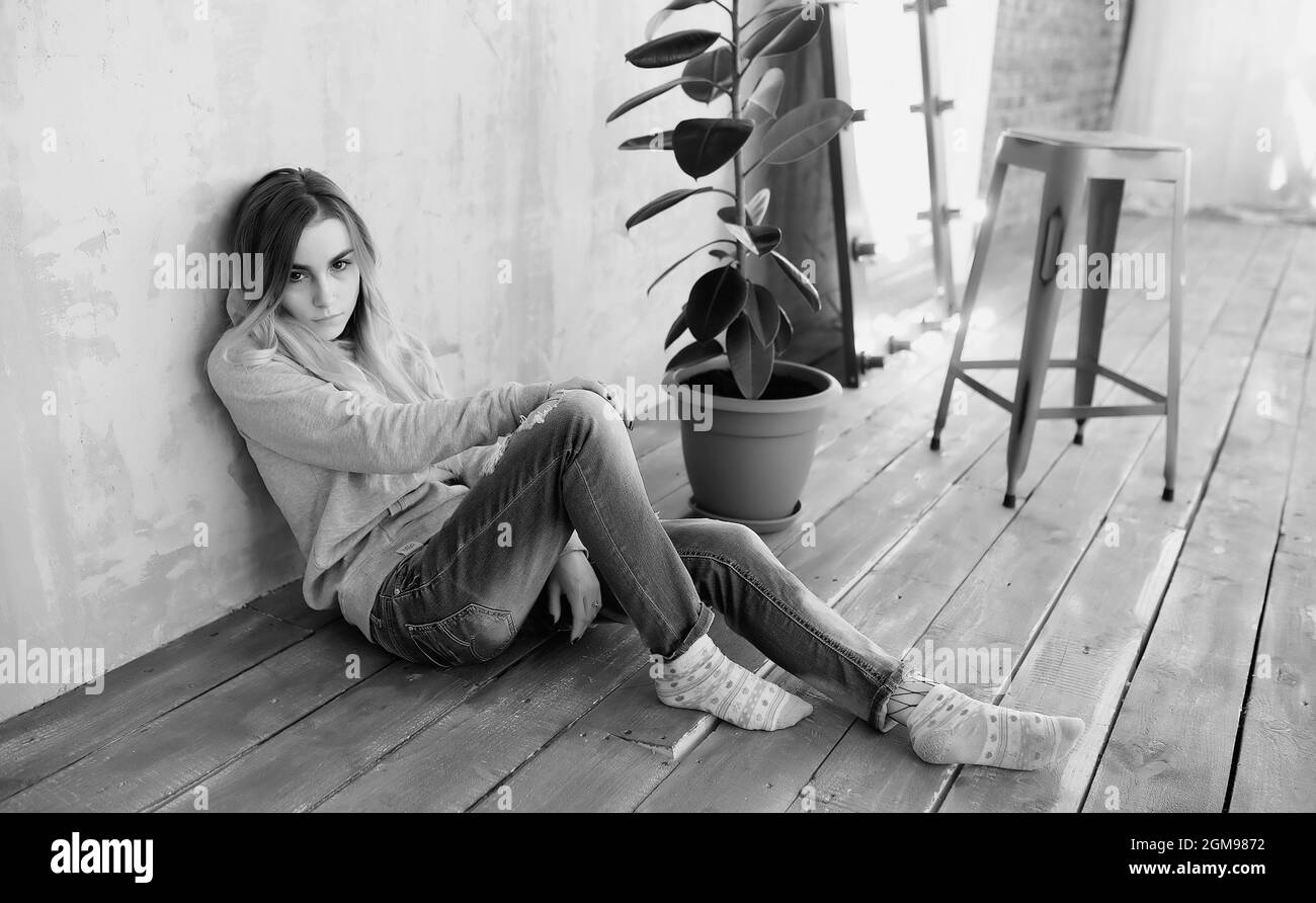 Ein junges Mädchen student ruht in einem gemütlichen Zimmer Stockfoto