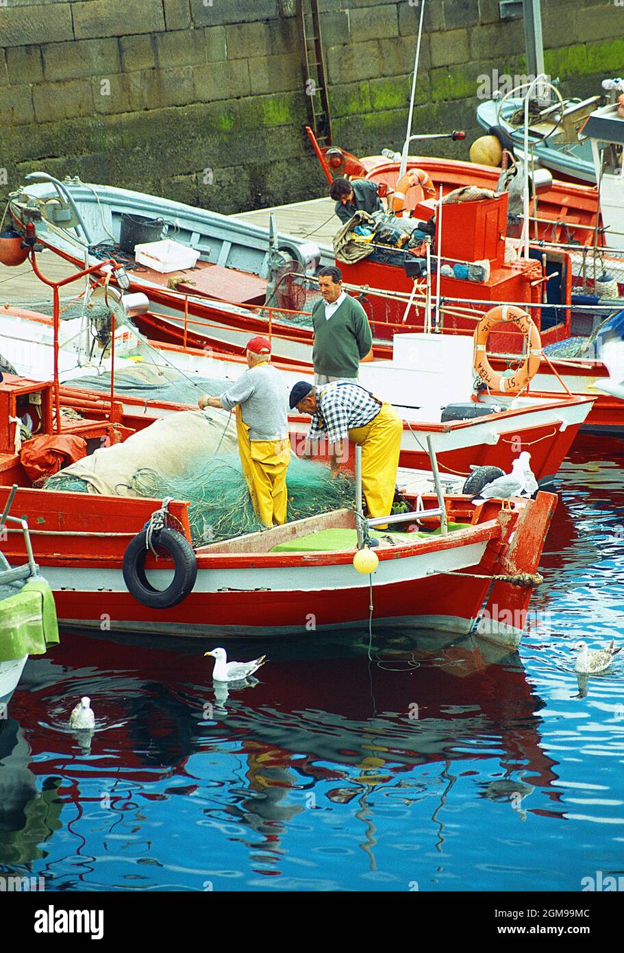 Fischer, die auf ihrem Boot arbeiten. La Coruña, Spanien. Stockfoto