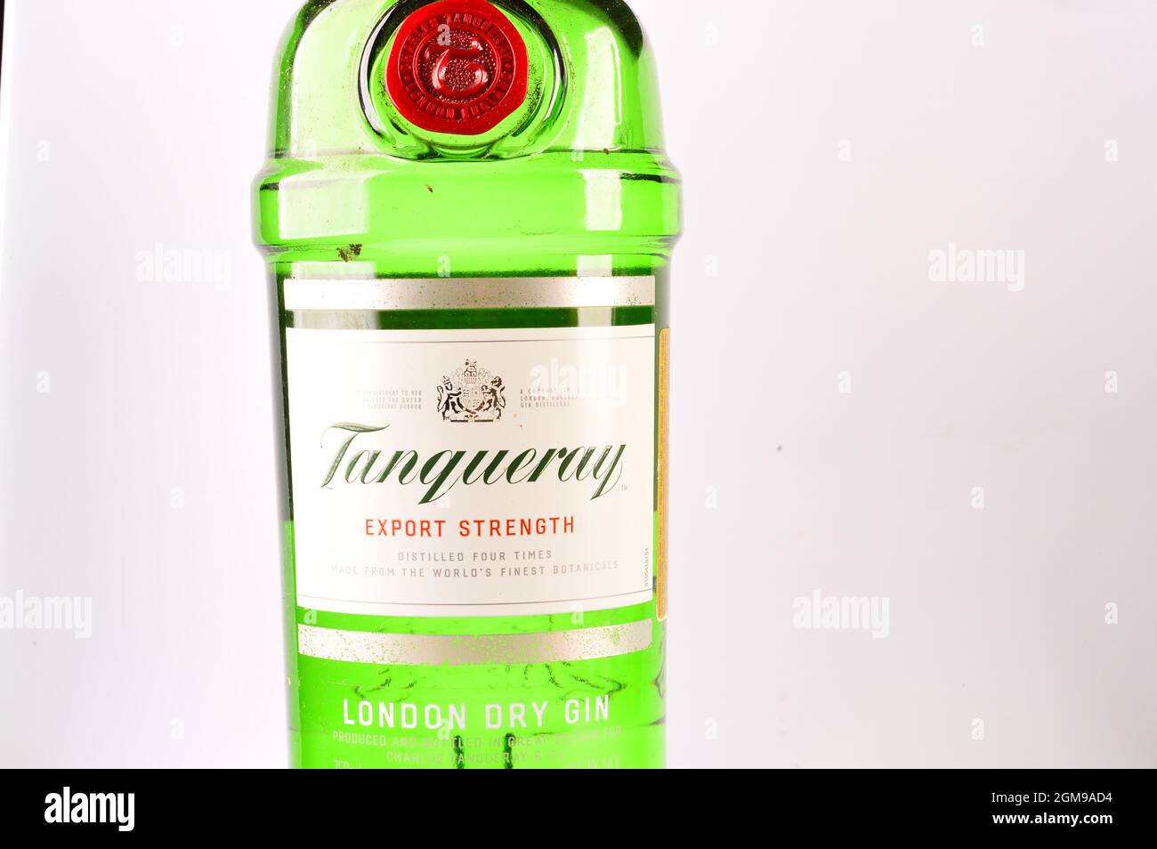 Flasche Tanqueray alkoholisches Getränk auf weißem Hintergrund Stockfoto