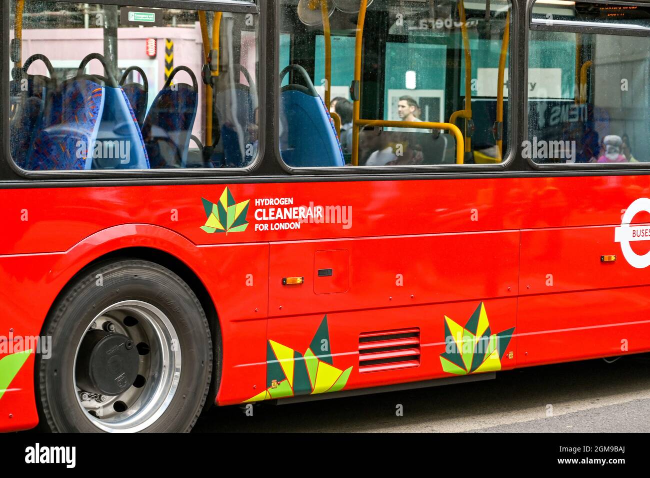 London, England - 2021. August: Zeichen an der Seite eines Londoner Busses, der voll mit Wasserstoffgas betrieben wird. Stockfoto