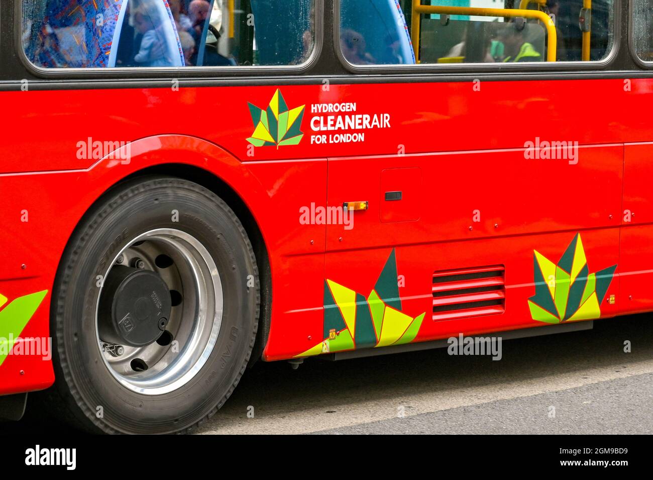 London, England - 2021. August: Zeichen an der Seite eines Londoner Busses, der voll mit Wasserstoffgas betrieben wird. Stockfoto