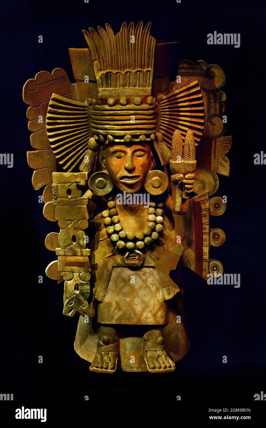 Brazier Xilonen, Diese Skulptur, die die Göttin Xilonen darstellt, trägt in ihren Händen ein Chicahuaztli , ein Symbol der Fruchtbarkeit, Und ein paar Ähren Mais .Museo Nacional de Antropolica Mexiko-Stadt Aztec ( die Azteken, mesoamerikanische Kultur, Zentralmexiko 1300 bis 1521 (14.-16. Jahrhundert), Aztekenreich, Tenochtitlan, Stadtstaat der Mexica , Tenochca, Texcoco, Tlacopan, ) Stockfoto