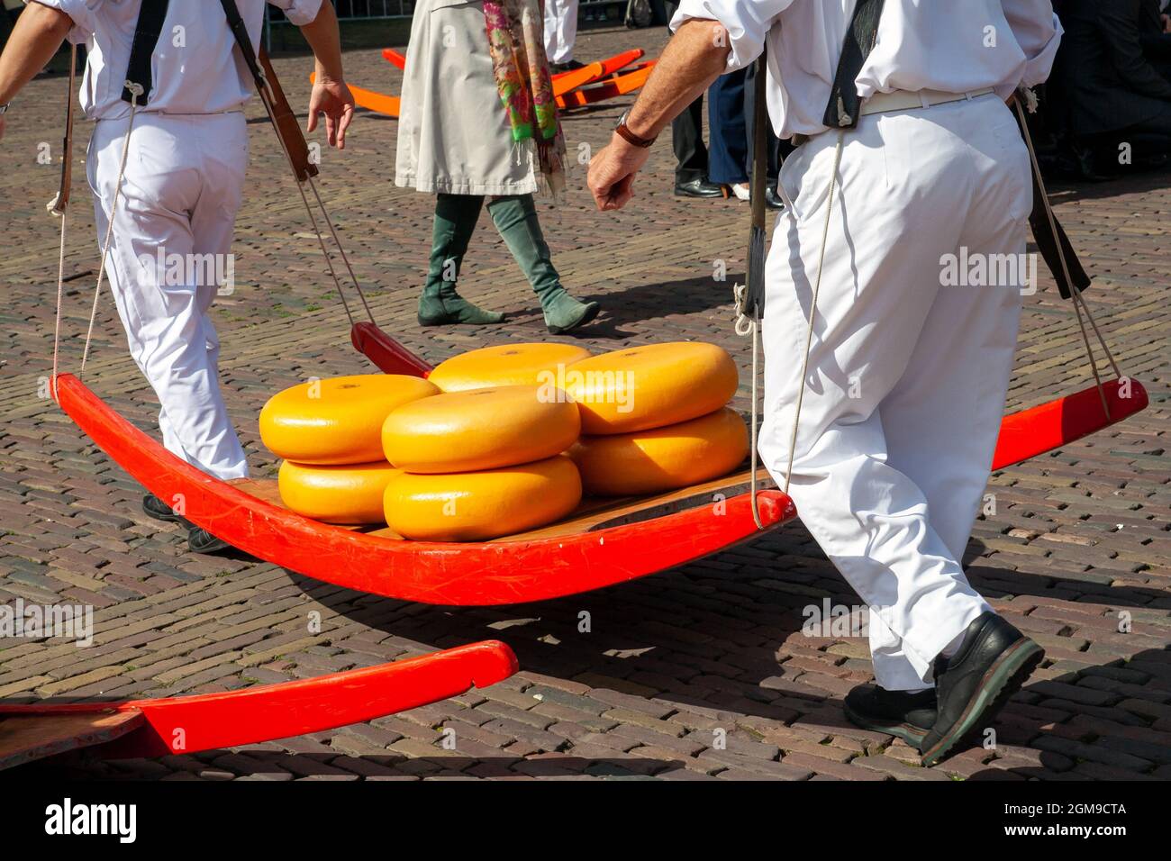 Traditioneller holländischer Käsemarkt auf dem Marktplatz in Alkmaar, Niederlande. 3. September 2010 Stockfoto