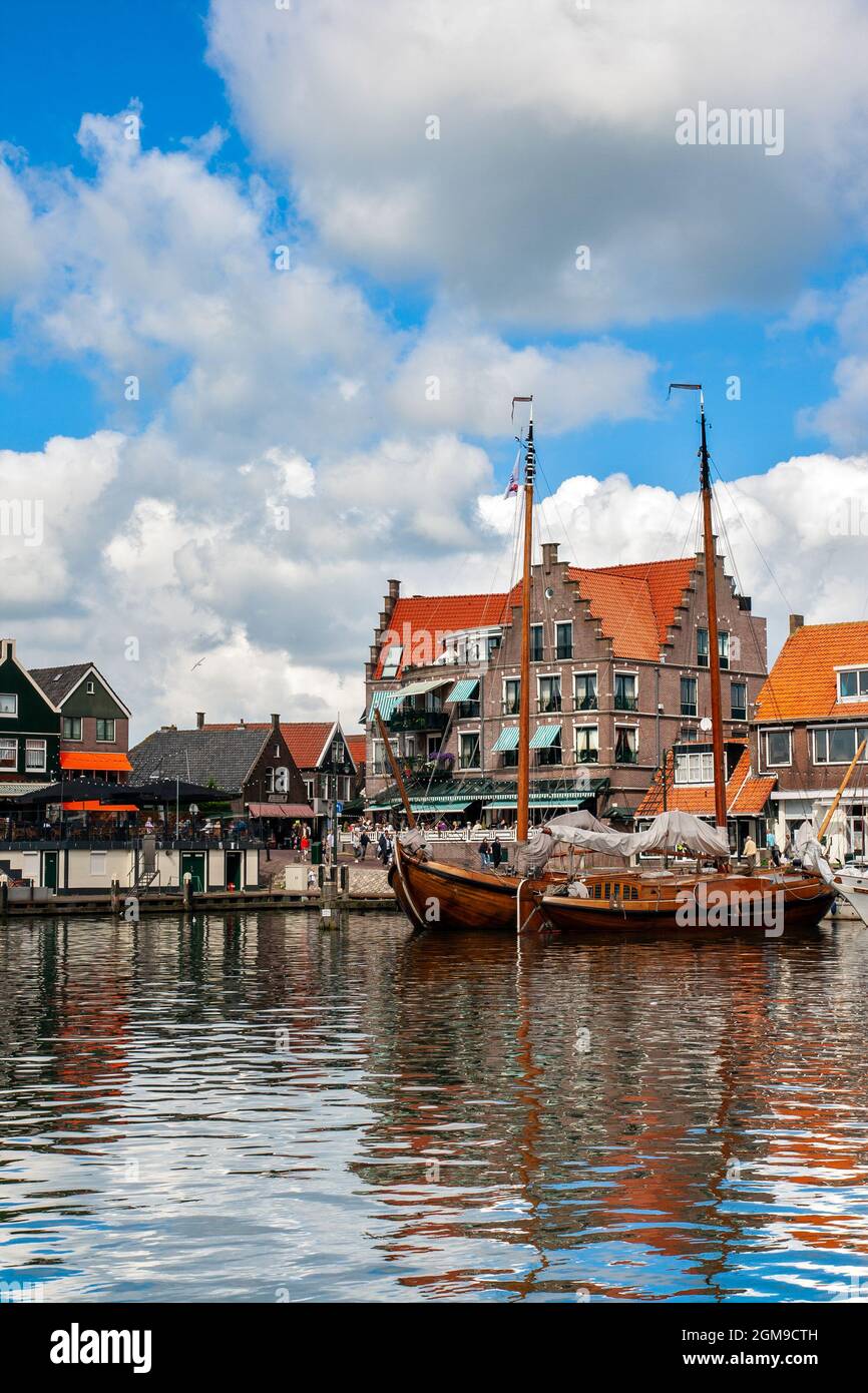 Klasische Segelboote im Hafen von Volendam, einer touristischen Fischerstadt in den Niederlanden Stockfoto