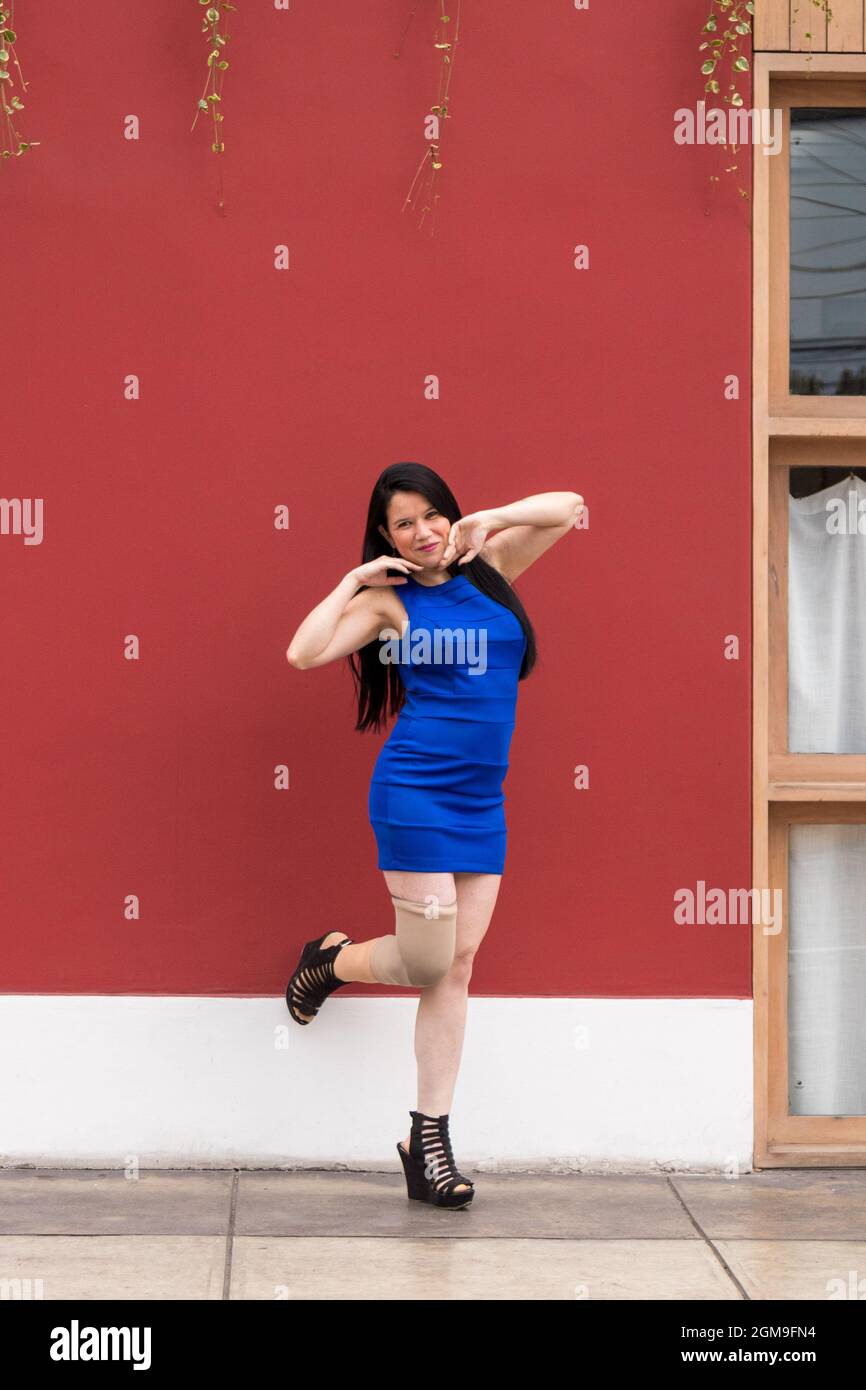 Frau mit Beinprothese ist trotz ihres Zustandes glücklich Stockfoto