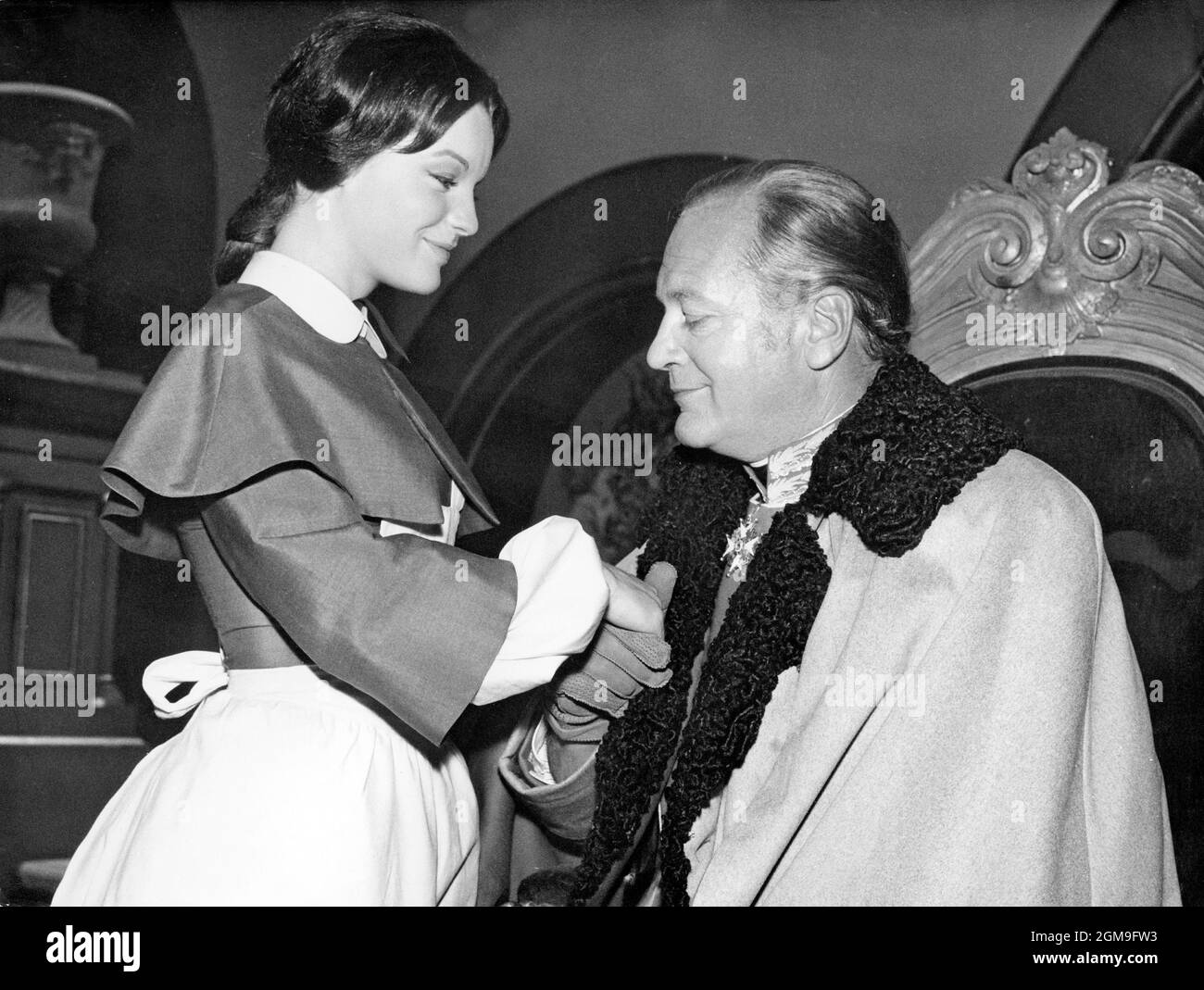 CURD JÜRGENS und ROMY SCHNEIDER in ADORABLE SINNER (1959) -Originaltitel: KATIA-, Regie: ROBERT SIODMAK. Kredit: SPEVA FILME / Album Stockfoto CURD JÜRGENS und ROMY SCHNEIDER in ADORABLE SINNER (1959) -Originaltitel: KATIA-, Regie: ROBERT SIODMAK. Kredit: SPEVA FILME / Album Stockfoto