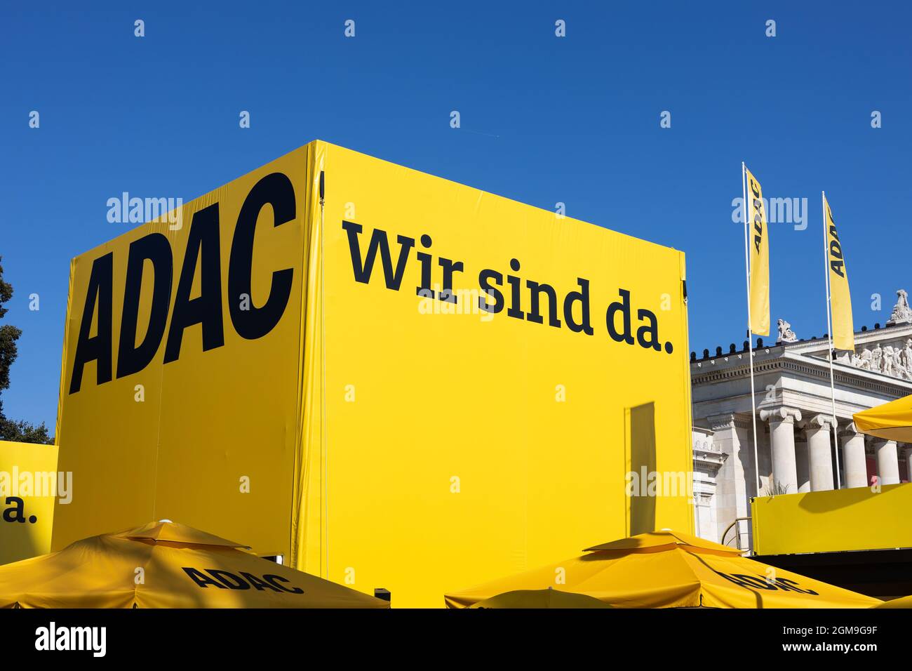 München, 8. September 2021: Messestand des deutschen Automobilclubs ADAC auf dem Freiraum der IAA-Mobilitätsmesse in München auf der Königspla Stockfoto