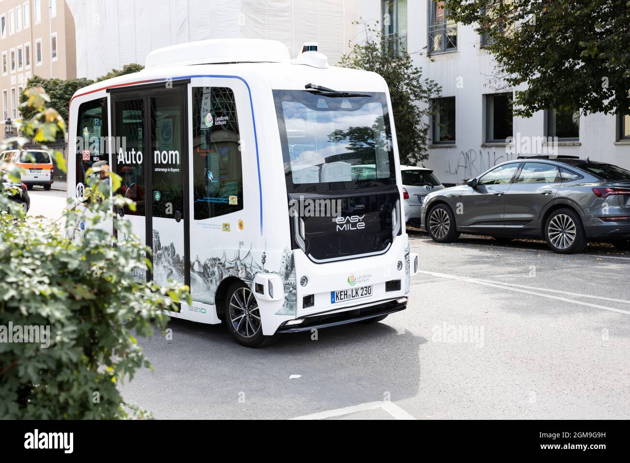 München, 12. September 2021: Autonomer Minibus der Firma easy Mile wird auf der Automobilmesse IAA Mobility in München eingesetzt. Die s Stockfoto