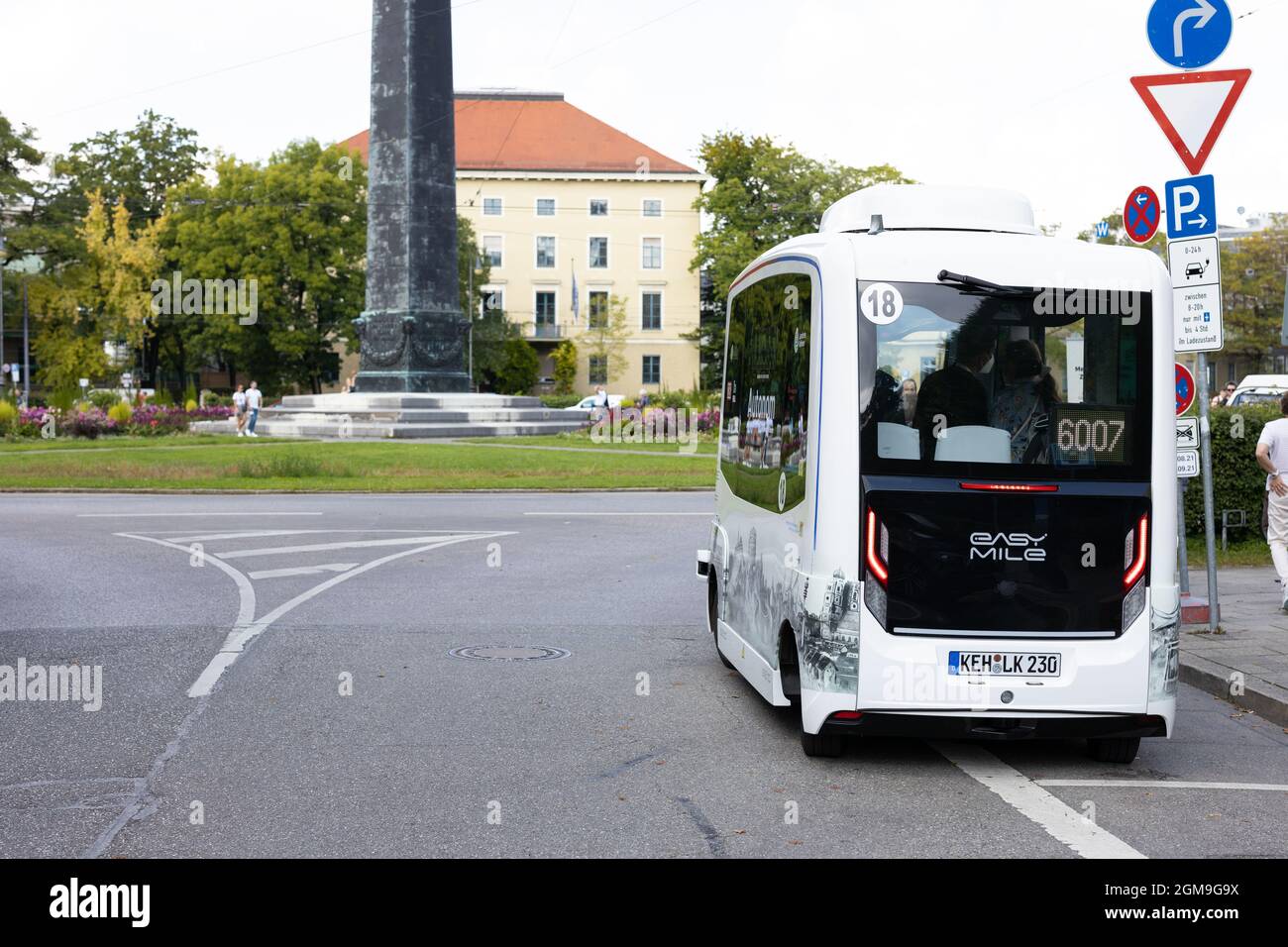 München, 12. September 2021: Autonomer Minibus der Firma easy Mile wird auf der Automobilmesse IAA Mobility in München Karoli betrieben Stockfoto